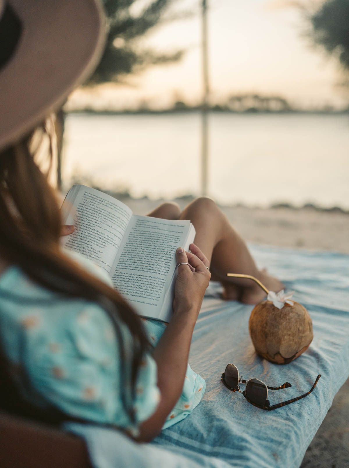 Каникулярное чтиво: с книгой в шезлонге